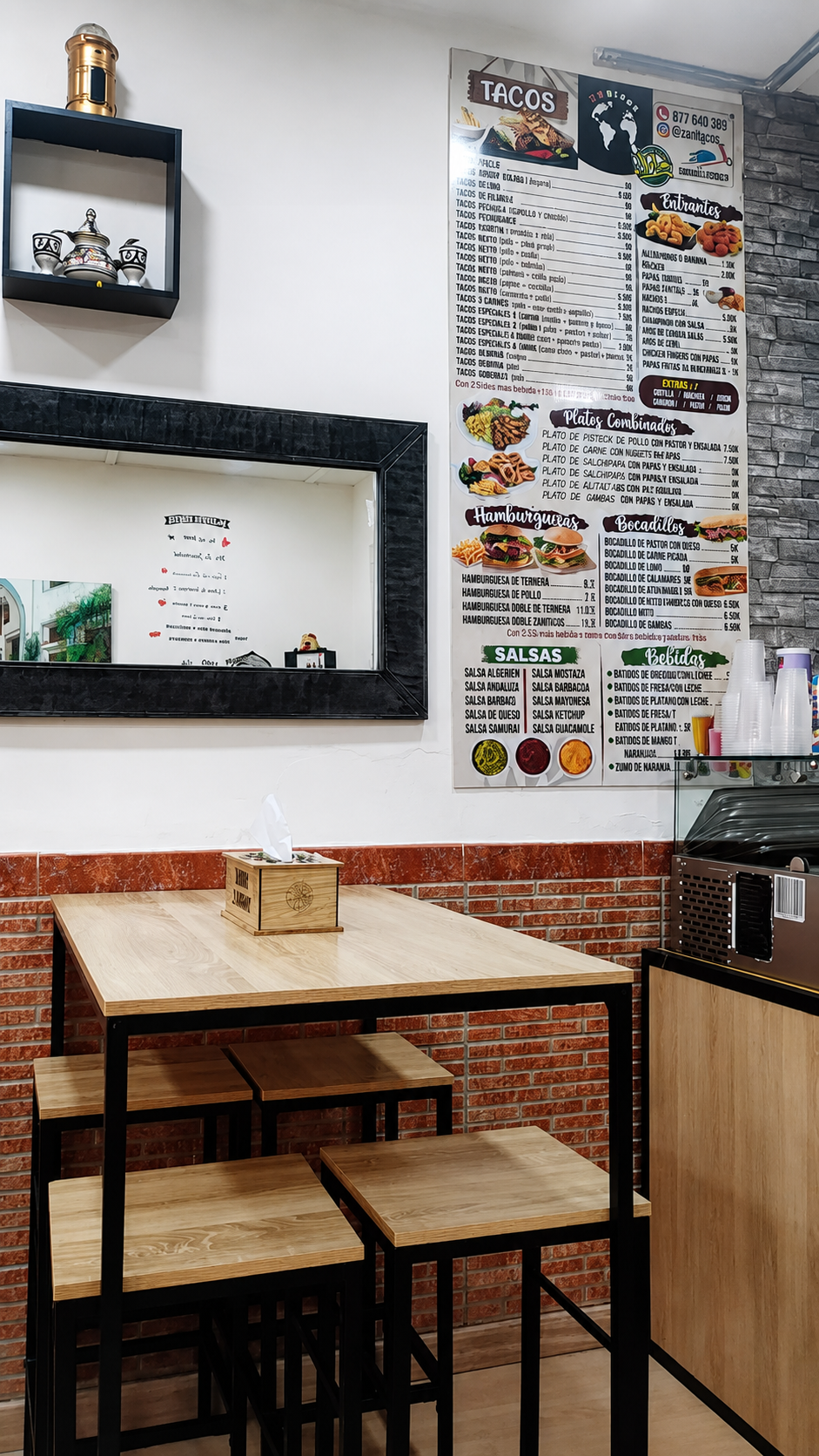 Zona interior real del local 2amigos con mesas, carta y decoración