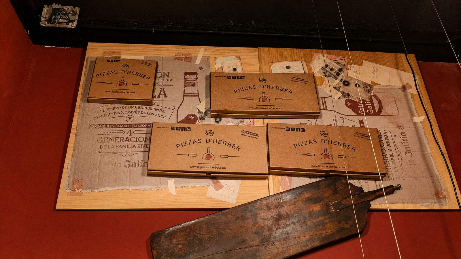 Cajas de pizza y detalles de restaurante italiano