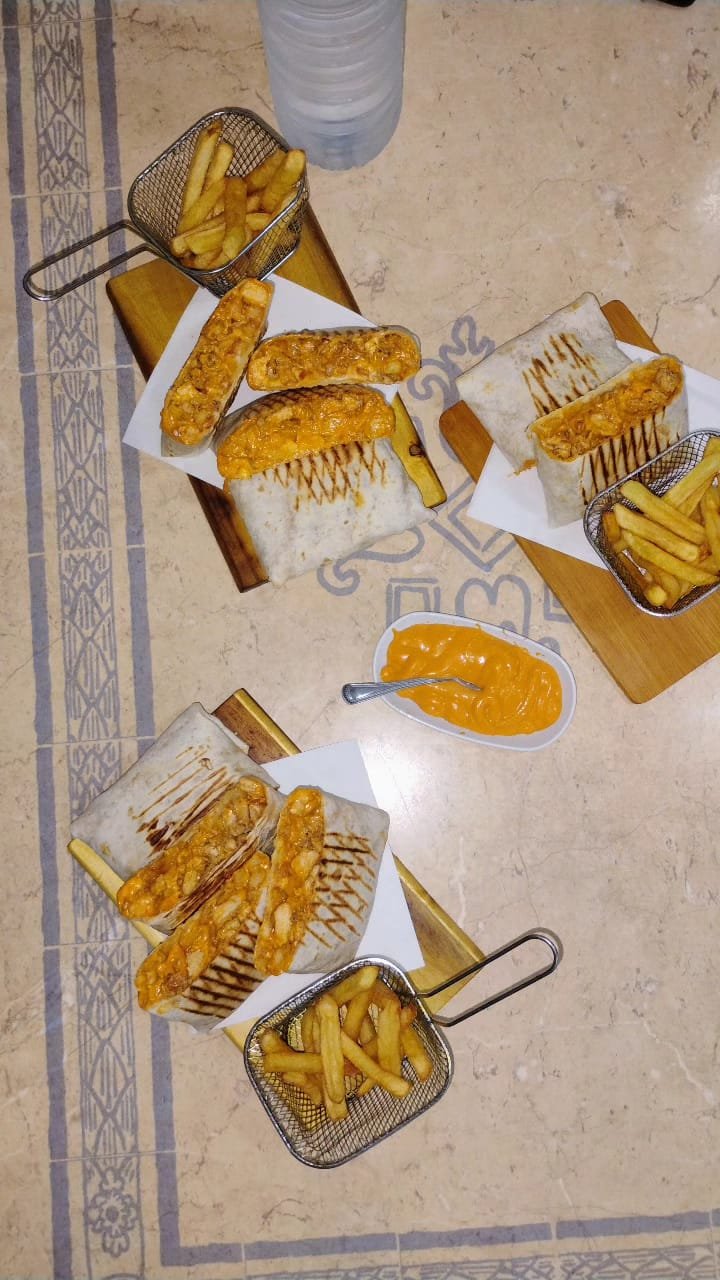 Mesa con Tacos, patatas y salsa en 2amigos